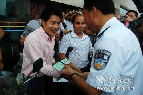 武汉市首批13名残疾人领取C5驾驶证_腾讯·大