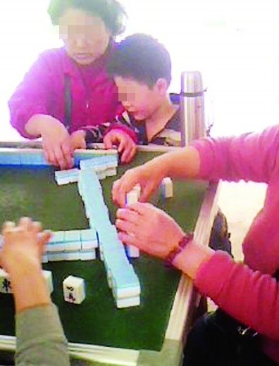 男童跟着外婆围观打麻将 其父指责前妻影响孩子