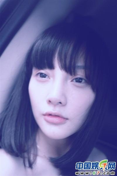 组图:李小璐微博秀丰胸照 蕾丝睡衣抱狗耍性感