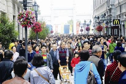 汉街上人潮汹涌.楚天都市报记者程铭摄