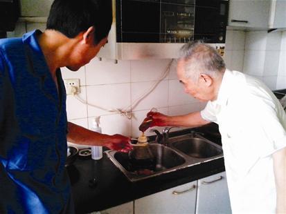 猇亭一老翁见证废物变成宝 抽油烟机攒下一壶