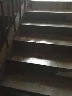 公共天台漏雨住户不愿分摊维修费 律师称可起诉