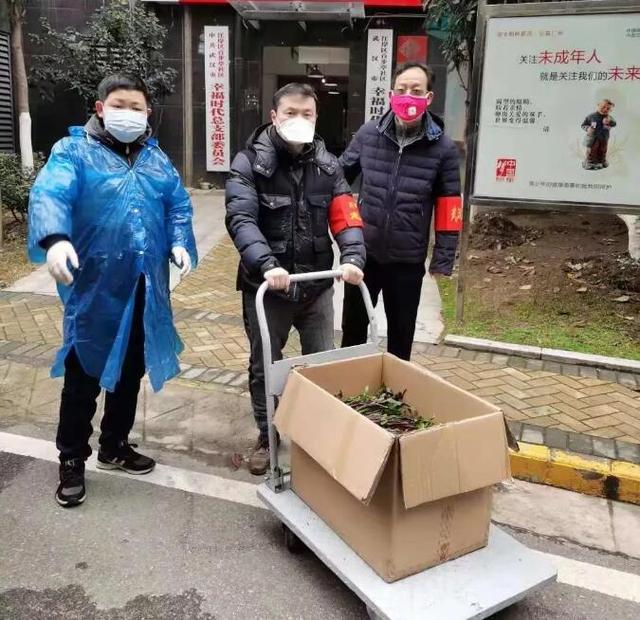 图为税务干部协助社区网格员展开疫情排查和环境卫生消杀等工作.