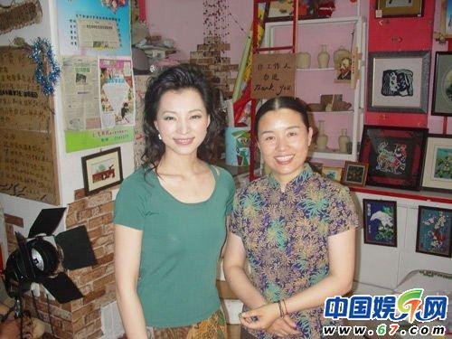网传<em>央视女主播</em>与母亲合影 <em>董卿</em>母女似姐妹_娱