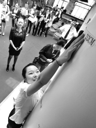 外航武汉招空姐8成卡在英语关 外貌占分不多