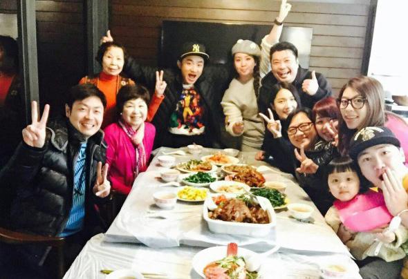 王祖蓝夫妻乔迁新居 邀阮兆祥等好友聚餐暖房_大楚网_腾讯网