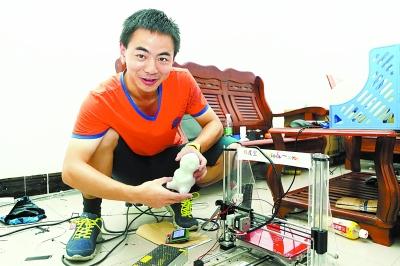 武汉大学生自制3D打印机 开工作室月入万元(图