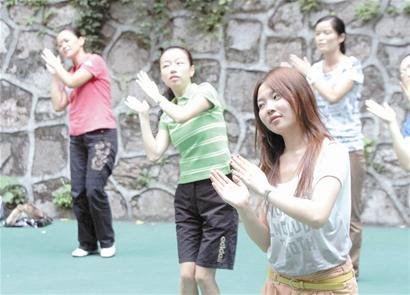 百余老师欢跳湖北版校园集体舞 推进青春期教