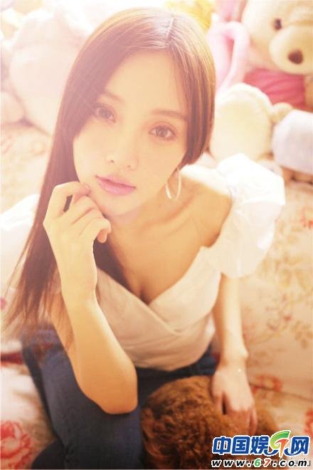 组图:李小璐微博秀丰胸照 <em>蕾丝睡衣</em>抱狗耍性感