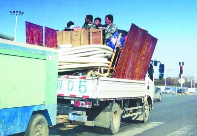 汉阳一卡车危险上路 装货再装人高速行驶(图)