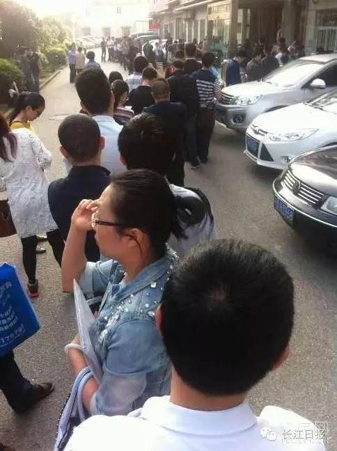 武汉人为办房产证通宵排队 一个号被炒到500元