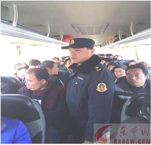 长途车只配一名驾驶员 运管部门转运被滞留乘