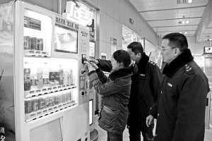 武汉自动售货机只吞钱不吐货 投诉容易退款难