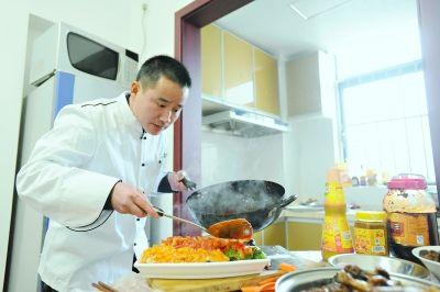 武汉大厨登门做年饭 一桌年饭300至500元(图)