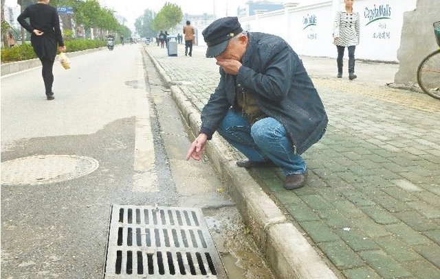 武汉一雨水排泄口直冒白烟 气味难闻居民绕道