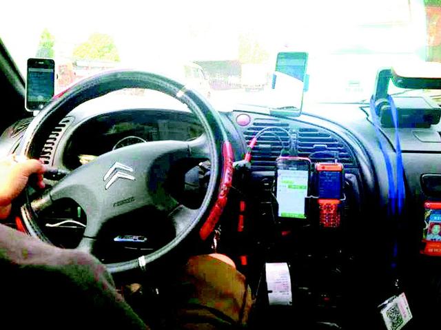 的哥4部手机抢单 网友:的士里的战斗机(图)