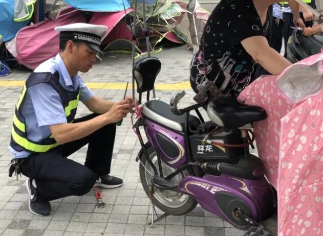 潜江交警动真格电动车加装遮阳雨篷的赶快拆