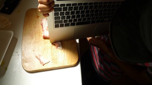 做饭不必买菜刀 超薄笔记本直接拿来切肉切菜
