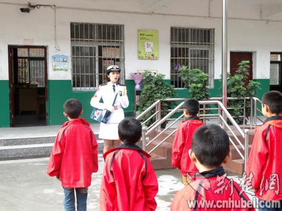 九三阅兵最美姐姐回丹江口母校分享难忘经历