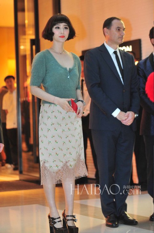 毛衣&半裙搭配 超模自然演绎最佳效果