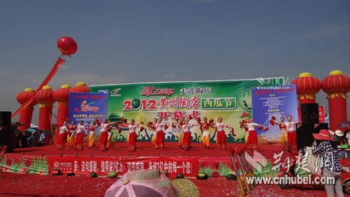 2012黄州·陶店西瓜节 2公斤瓜王拍出5万元天