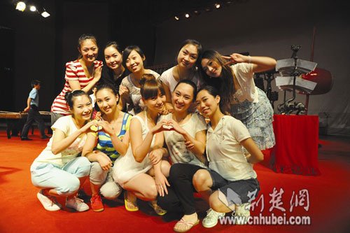 湖北编钟乐团演员:台上古典台下时尚(组图)_腾