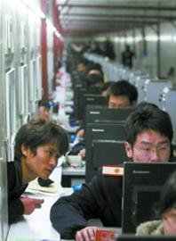 全国春运火车票发售启动 窗口排第一仍没买到