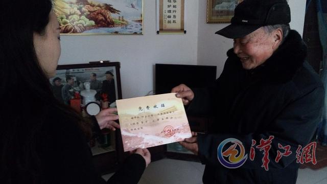 襄阳八旬老人交万元党费 收到中组部党费收据