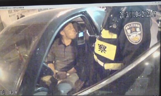 武汉交警查获全国首例毒驾且醉驾司机 司机终