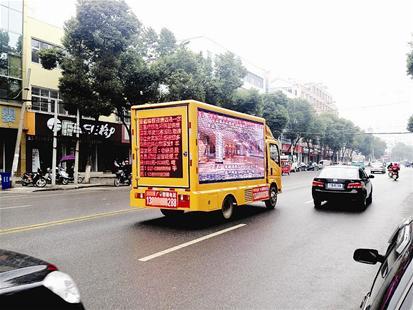武汉街头现LED广告车 一天赚1千5市民呼吁管