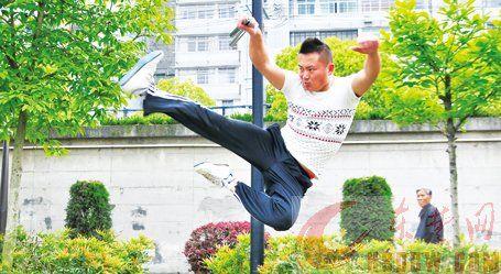 黄石24岁小伙用双截棍打羽毛球 被人肯定很自