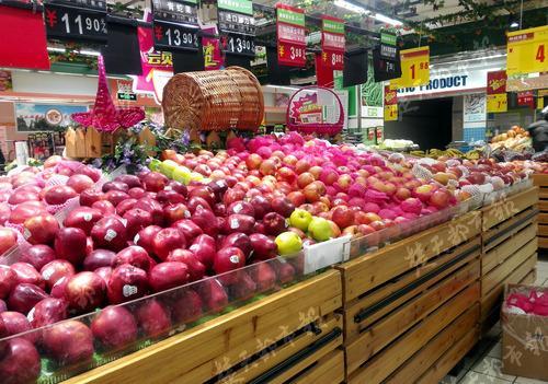 武汉街头水果店变多 为啥10元一斤的水果仍少