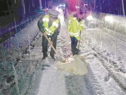沪渝高速野三关积雪15厘米 高警连夜除雪保安全