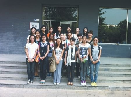 北电新生合影周冬雨抢镜 表演系本科班全曝光