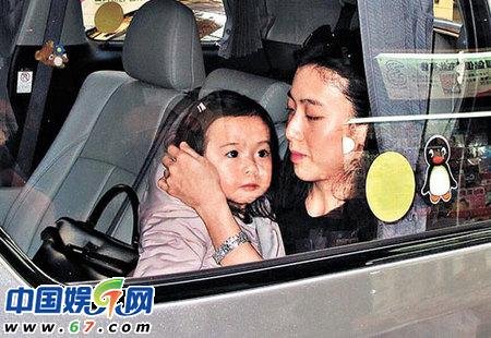 刘銮雄一家三口过节 甘比贵气逼人女儿超可爱