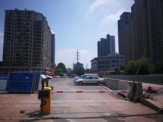武汉工地前圈建公共停车场 影响居民出行引不