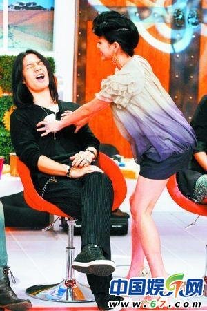 组图:小s上演挤奶龙爪手