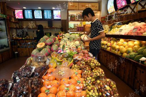武汉街头水果店变多 为啥10元一斤的水果仍少
