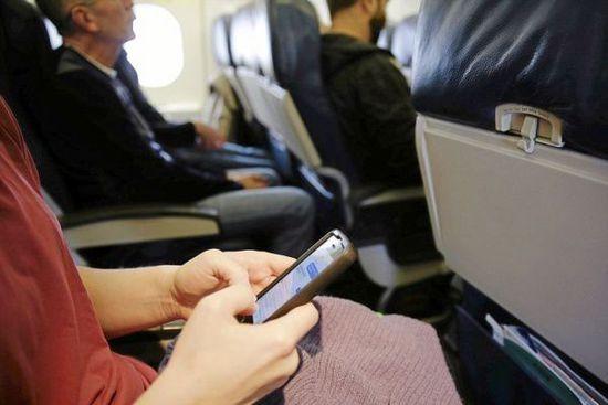 民航法拟改动78个法律条文 搭飞机玩手机可罚