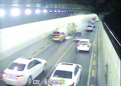 长江隧道内的士自燃 专家提醒每25米有灭火器