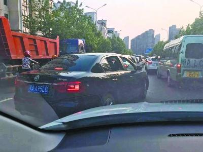 武汉上半年查处“加塞”48万起 三种行为被曝光