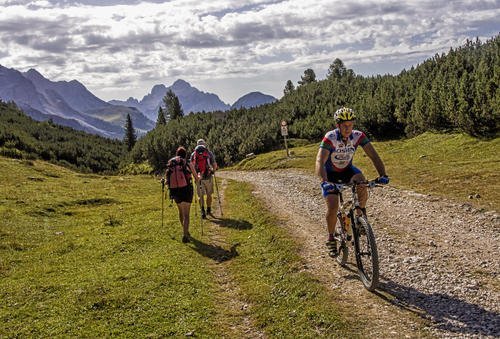 徒步旅行者群体 88304119.jpg