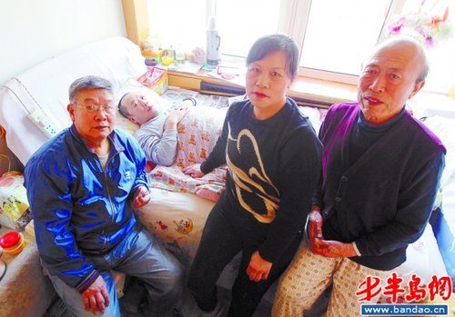 照顾着瘫痪儿,帮着瘫痪邻居