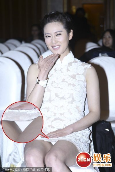 台下不慎走光