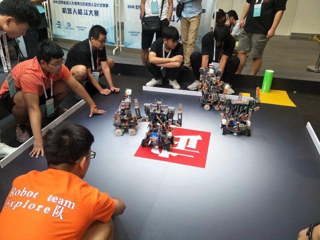 武汉商学院首次征战2018世界机器人大赛创佳绩
