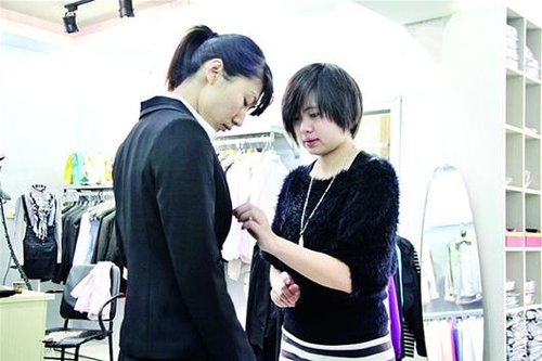 武汉一女生应聘60次失败 卖起求职服装月销10