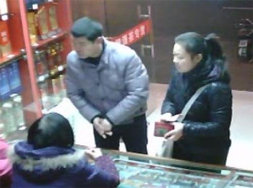 男女配合花1200元假币买走3000元香烟 监控拍