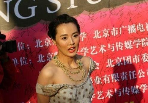 组图:<em>女星裙子脱落的尴尬瞬间</em> 雷人糗态万千_