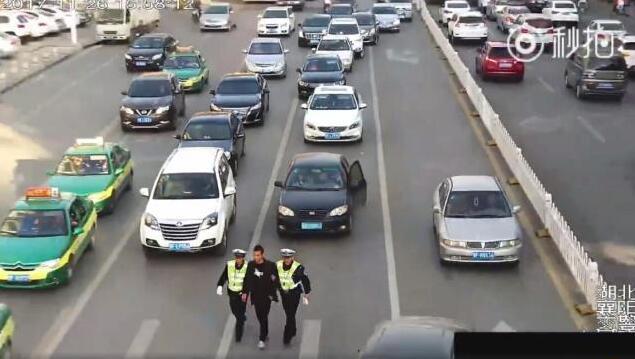 襄阳男子酒驾出事找朋友顶包 换衣服时被拍下