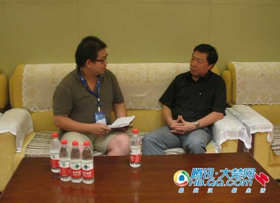 今年股市将频繁波动 大楚网专访凤凰卫视何亮亮